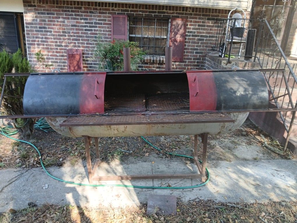 Custom XxxL 8 Ft. BBQ Grill/smoker