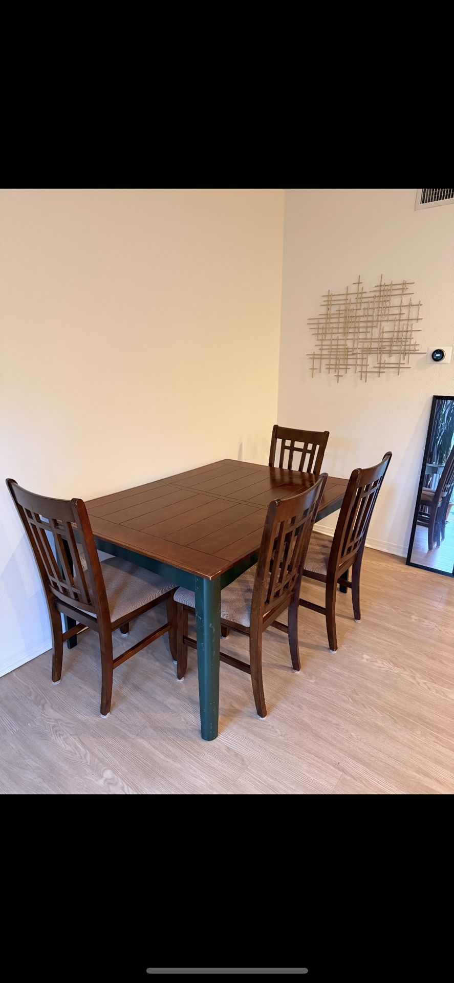 Nice wooden dining room table, complete w/ the chairs & extension leaf