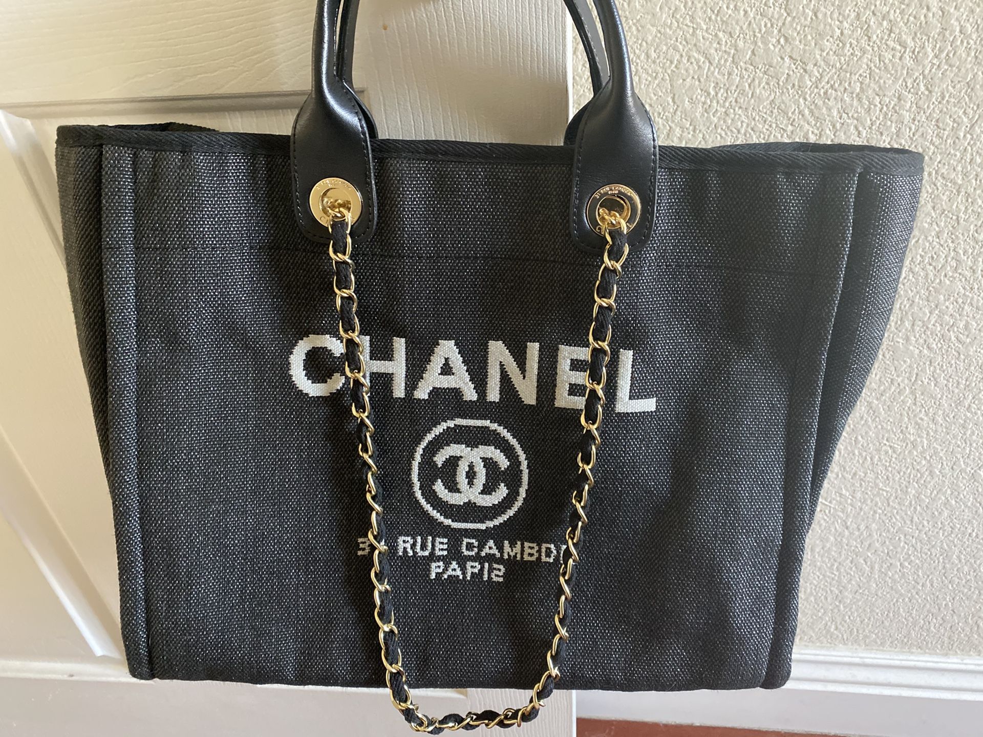 Brand new unused black luxury shopping bag w gold chains, says PAPI2 instead of Paris