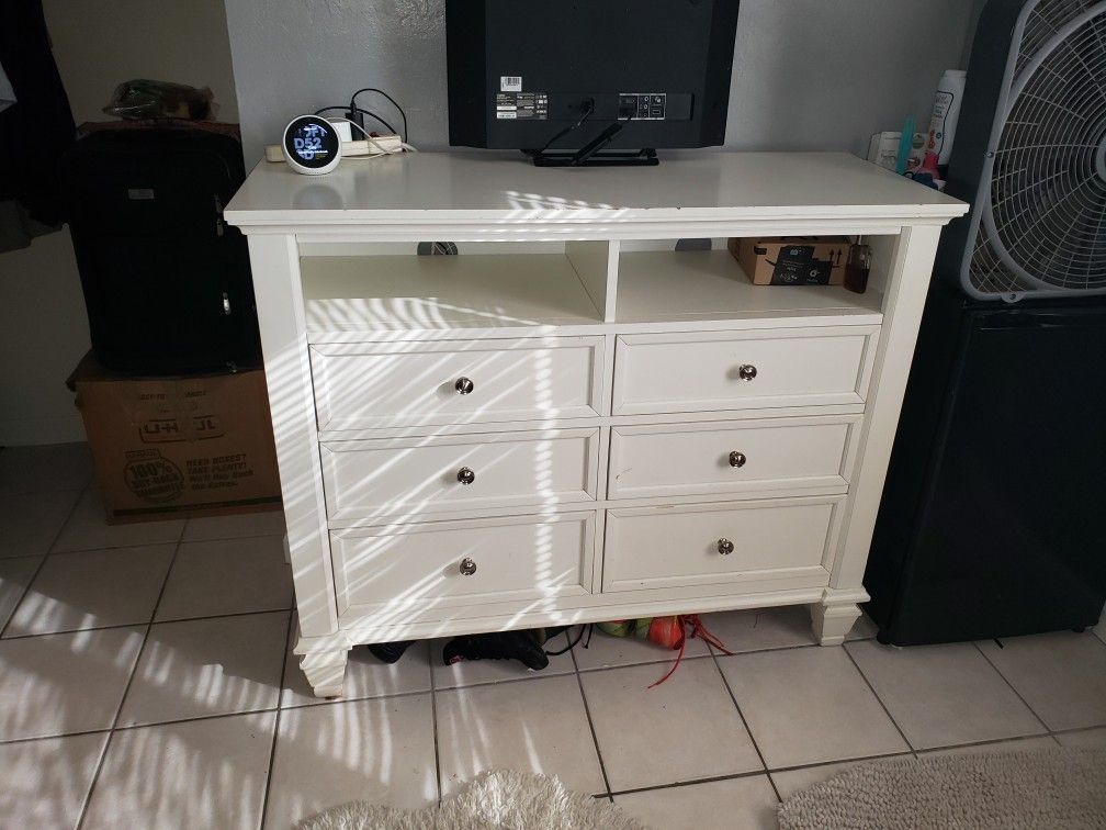 **6 Drawer White Dresser in Great Condition!!**