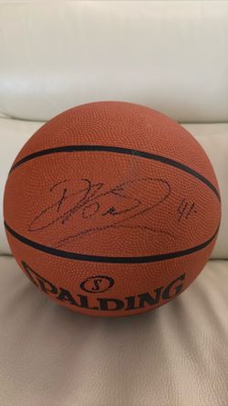 Basketball signed by Dirk Nowitzki