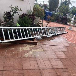 Escalera de 32 pies de aluminio, casi nueva, buena marca muy barata