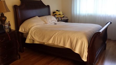 Queen Size Sleigh Bed ~ No mattress