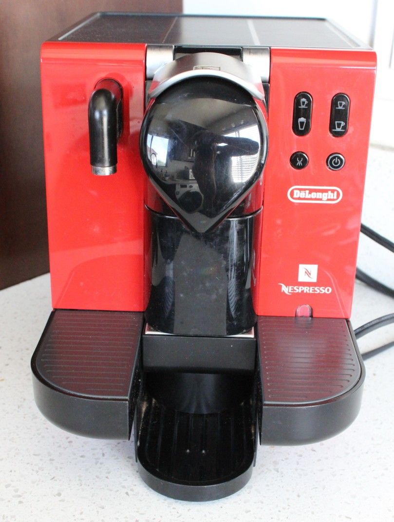 DeLonghi EN660R RED Nespresso Lattissima + Latte Cappuccino Espresso Machine