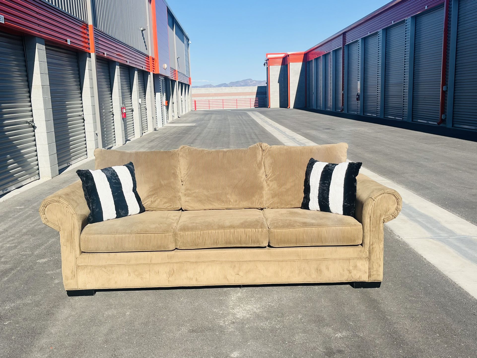 🤩AWESOME DEAL😍BEAUTIFUL LIKE NEW “CORDUROY JOY” LARGE SOFA⭐️FREE DELIVERY 🚚 