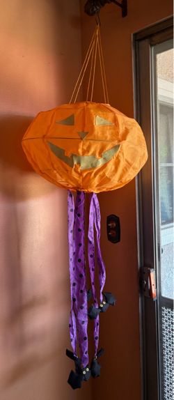 Jack-o’-lantern ceiling decor