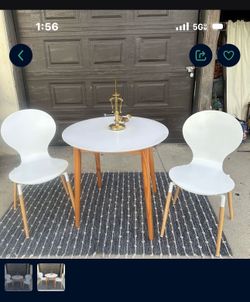 Dining table with 2 chairs Like new!