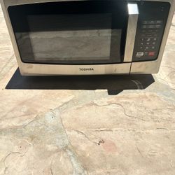 Toshiba Countertop Microwave Oven 