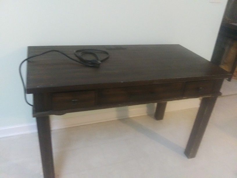 Executive Desk With Plug In Outlets & USB Ports