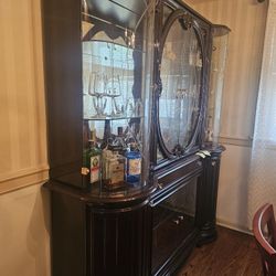 Elegant China Cabinet/Bar Hutch in Excellent Condition