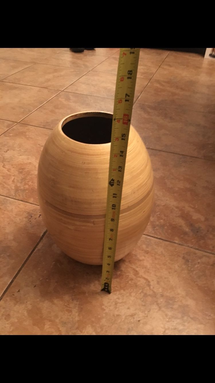 Wood vase. In great condition. Great for flowers or any home decor. Can take more pictures if needed. Make an offer!