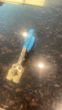 Shark bite removal tool