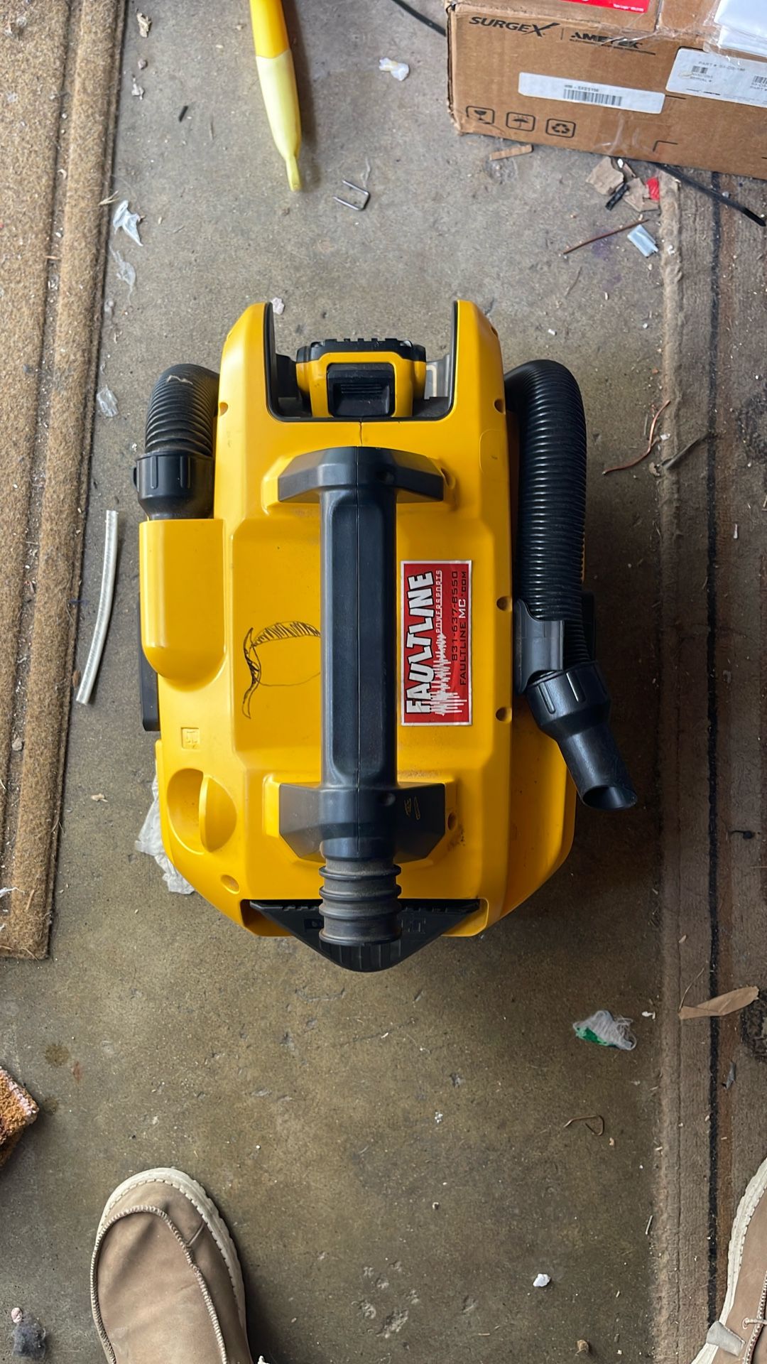 Dewalt 2 Gallon Cordless Wet/Dry Vacuum