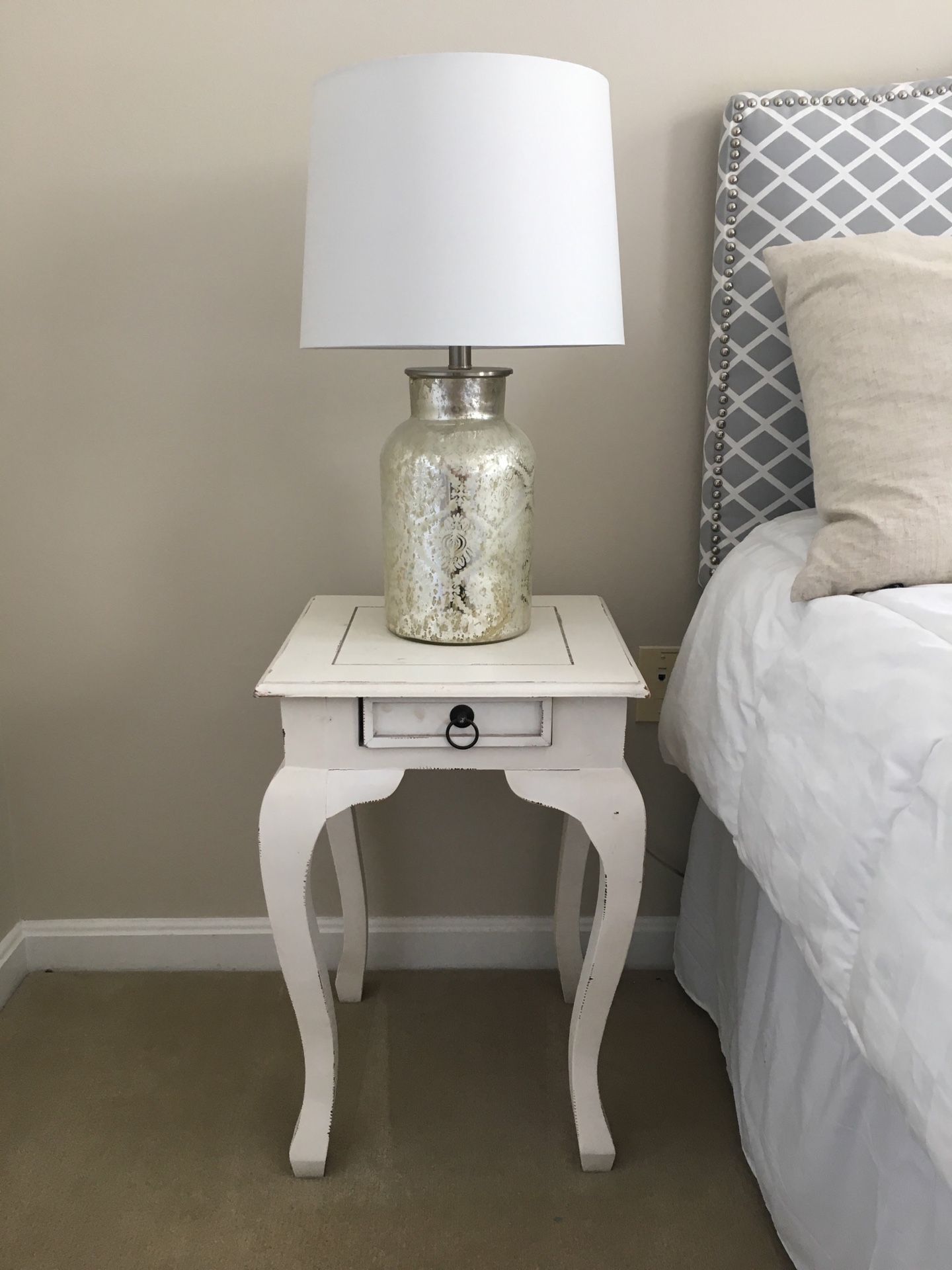 Set of two white nightstands