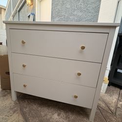 Dresser - Medium / Small - FREE