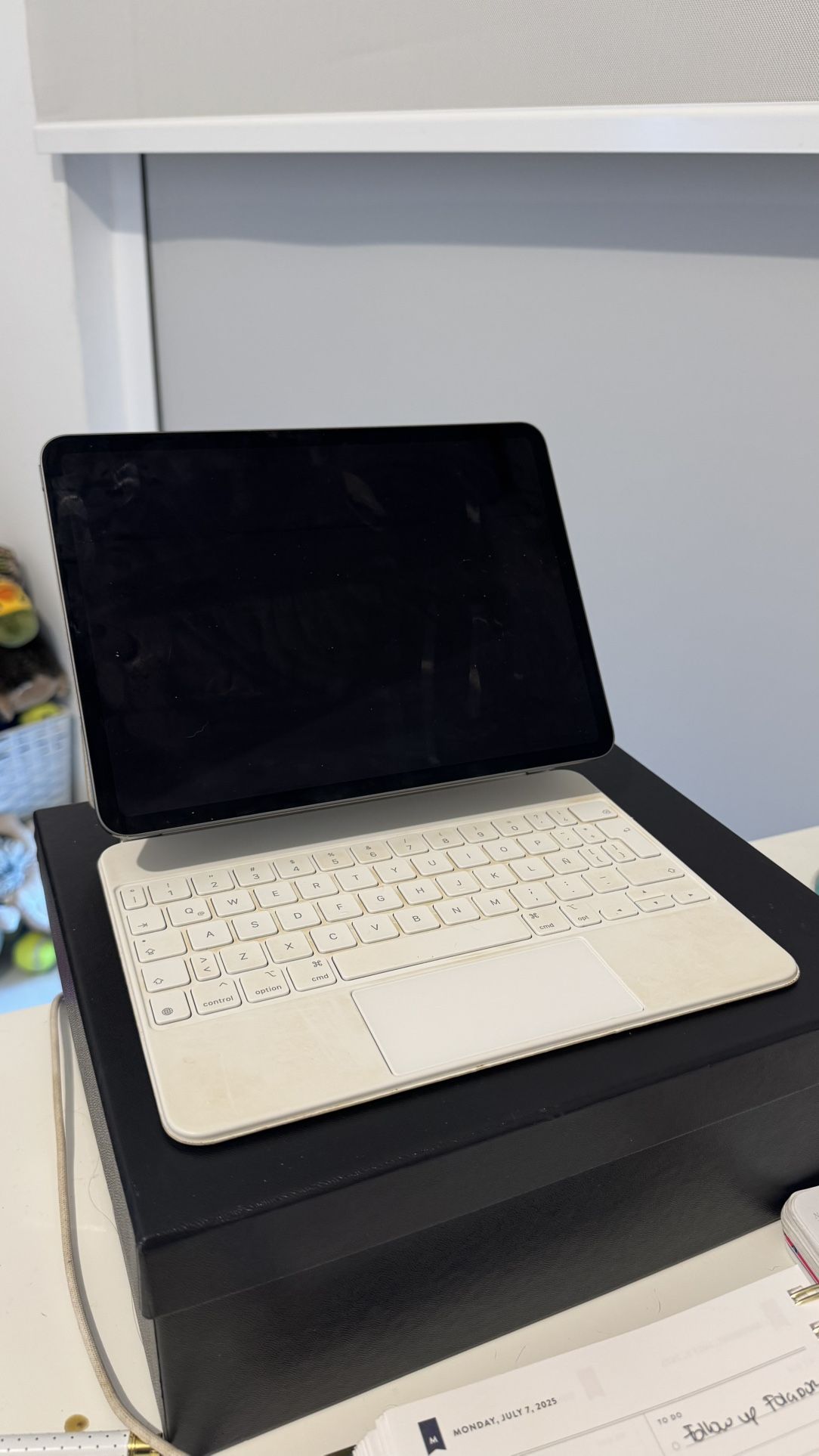 📱 iPad Pro 11” 256GB + Apple Magic Keyboard – Excellent Condition!