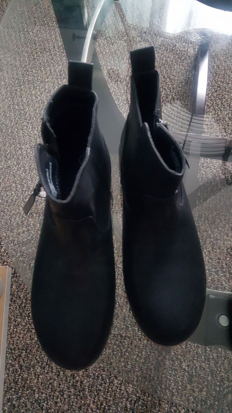 Black boots size 5 Girls
