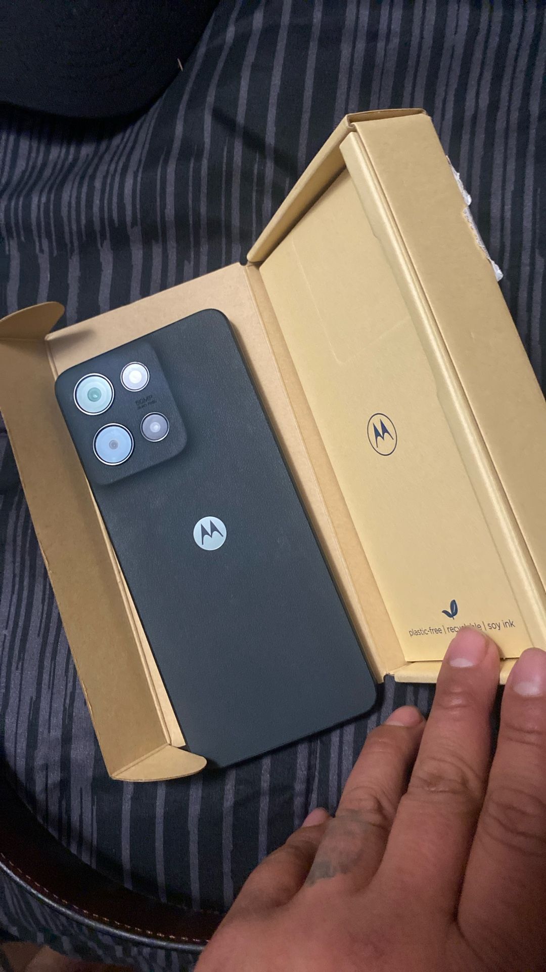 Motorola e 120 Hz.  Procesador y conectividad: Está equipado con un chipset MediaTek Dimensity 7020 y es compatible con redes 5G