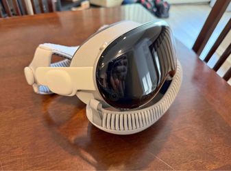 Apple Vision Pro – M2, 1TB – Barely Used