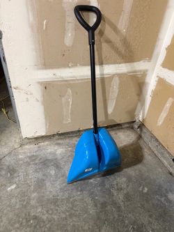 Snow shovel