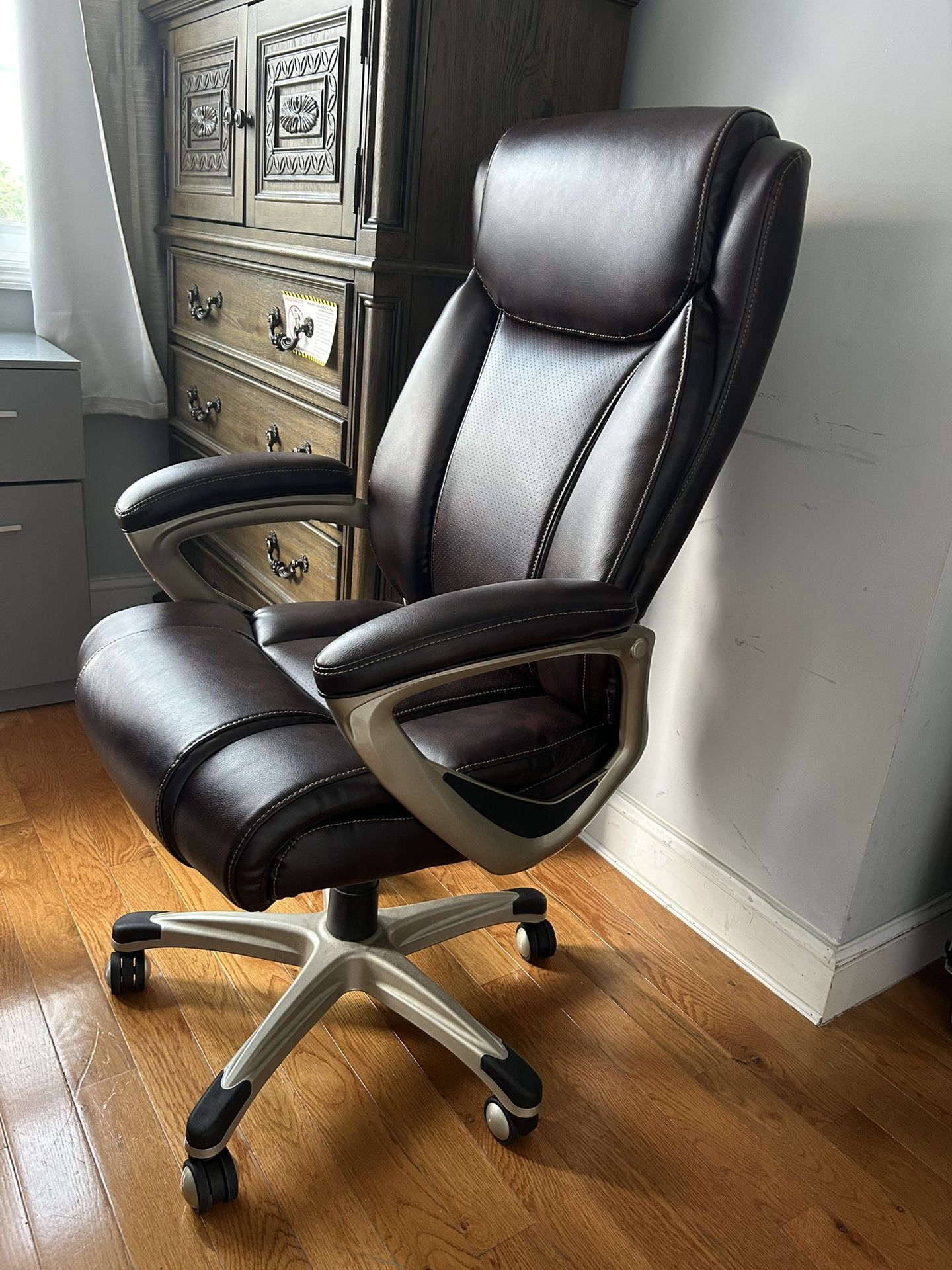 Tall Executive Chair Brown With Armrest