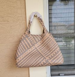 LADIES HANDBAG/SHOULDER BAG...EXCELLENT CONDITION...LOOKS NEW