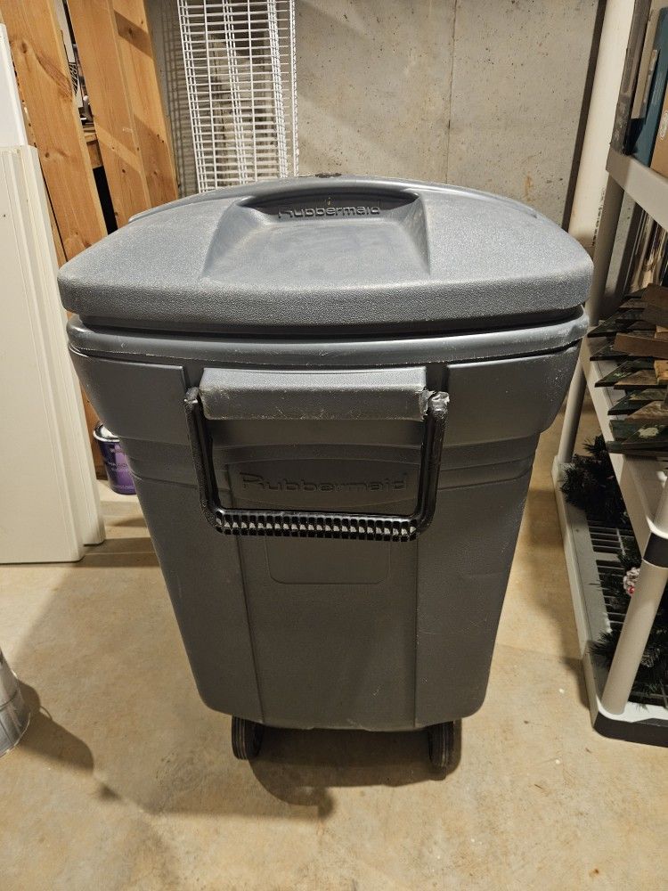 Trash Can With Wheels