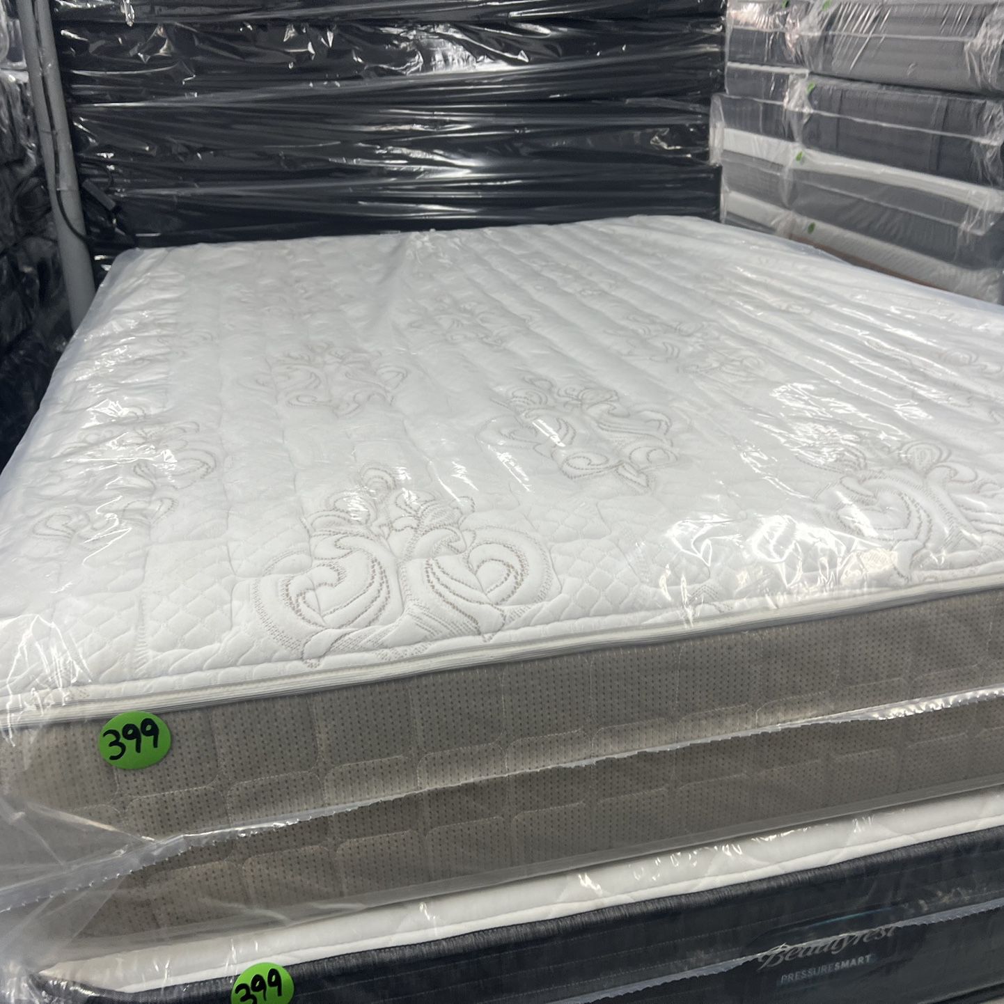 QUEEN SIZE SPRING AIR BACK SUPPORTER MATTRESS & BOX SPRING BED SET