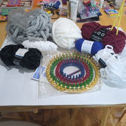 Nifty Knitter Loom, Hook, and Yarn