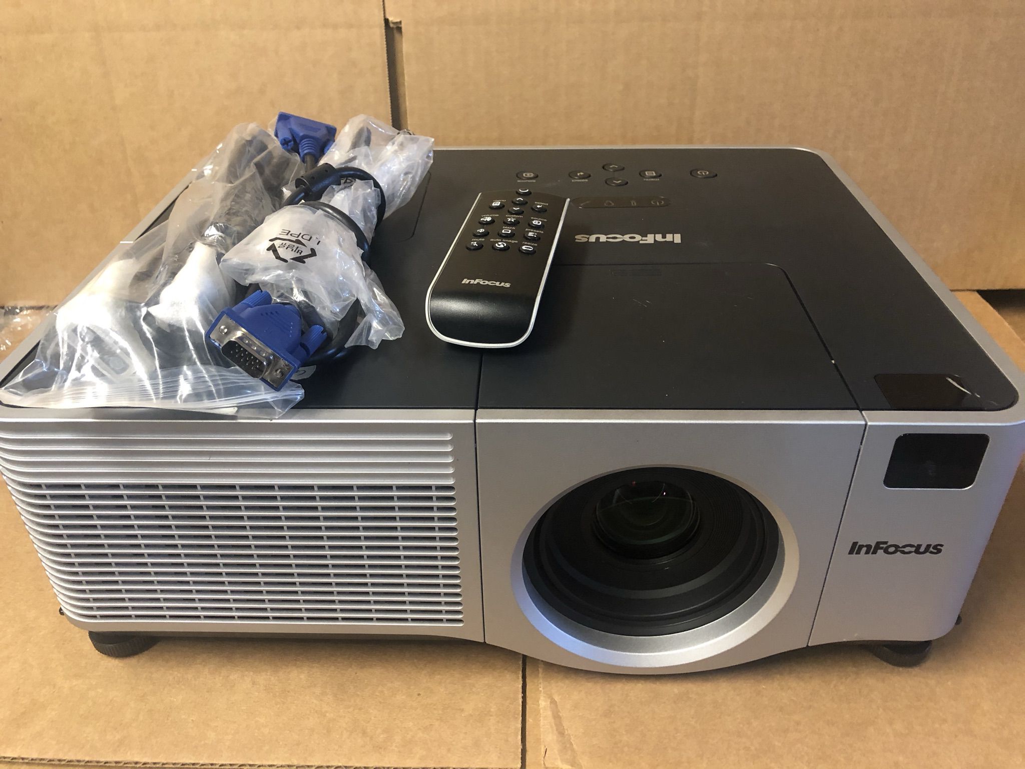 InFocus IN42 Projector XGA Large Venue Projector ~ 3500 LUMENS VERY BRIGHT WITH REMOTE