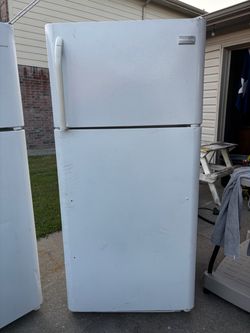 CLEAN and SANITIZED! 🧽 Refrigerator Worh Top Freezer Still Available This Week! Top Freezer With Bottom Refrigerator Over Under Only $150 - Up