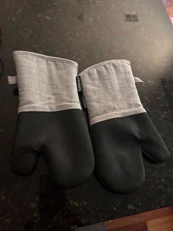 Gray Cuisinart Kitchen Oven Mitts