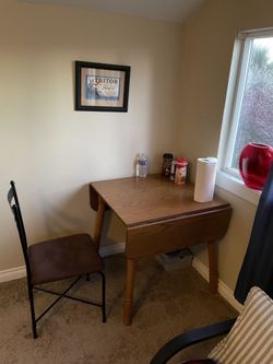 Country-style drop leaf table
