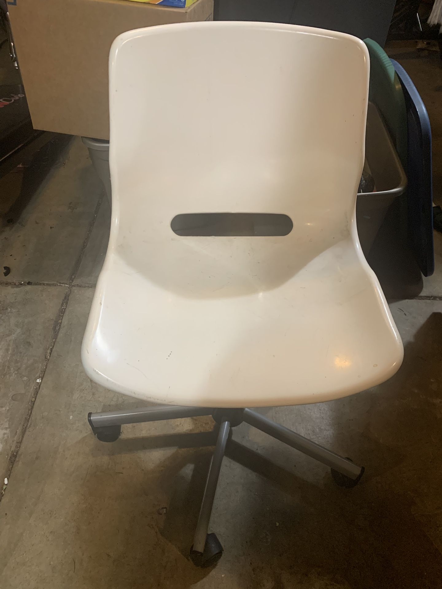 Rolling swivel office chair