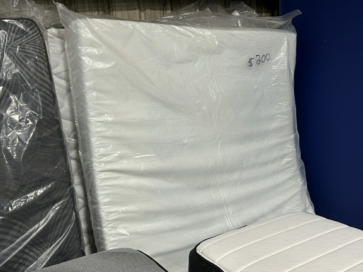 Brand New Simmons Brand King Gel Memory Foam Mattress