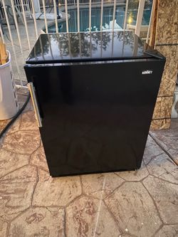 24” Undercounter Refrigerator With 5.5 Cu.Ft. Capacity