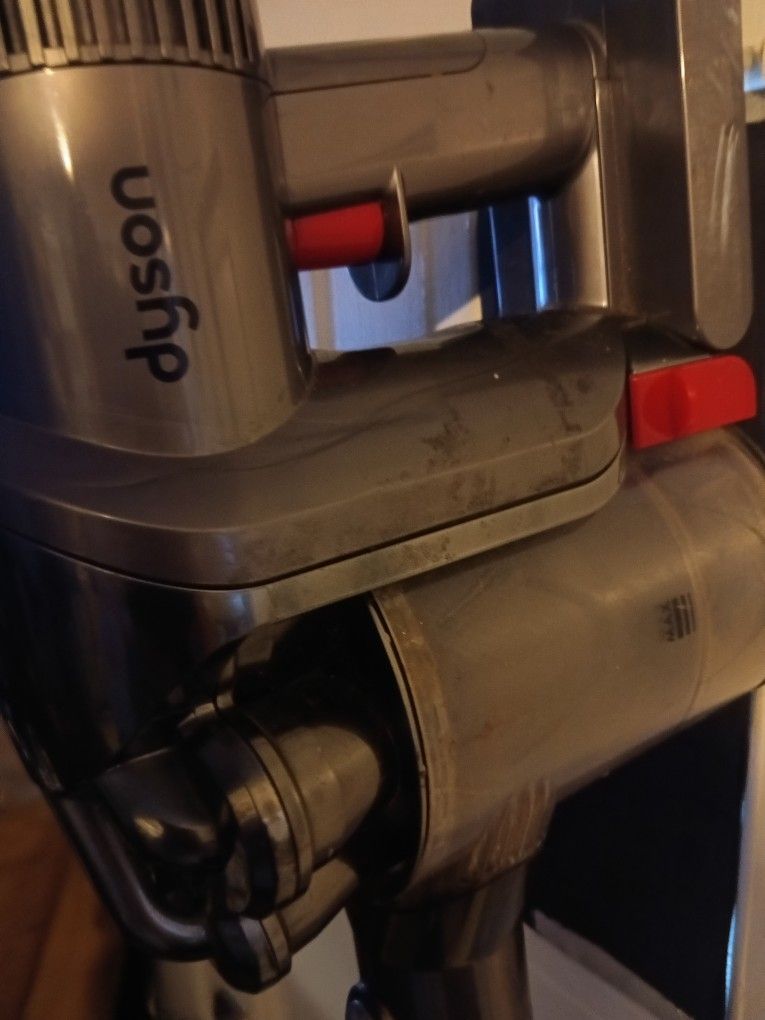 RECHARGEABLE DYSON VACUM !!