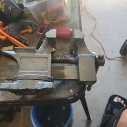Vise 3 1/2 Jaw Width, Swivel,Made In USA,Clean In Good Condition,  E Mesa 