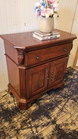 1 GORGEOUS NIGHTSTAND