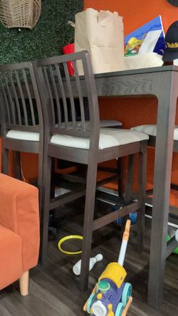 Dining table +Chairs