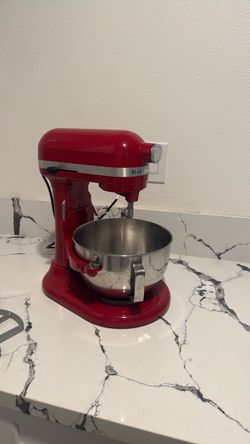 5.5 Quart Bowl-Lift Stand Mixer - Like new