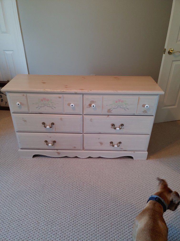 Free Girls Dresser With Attachable Mirror