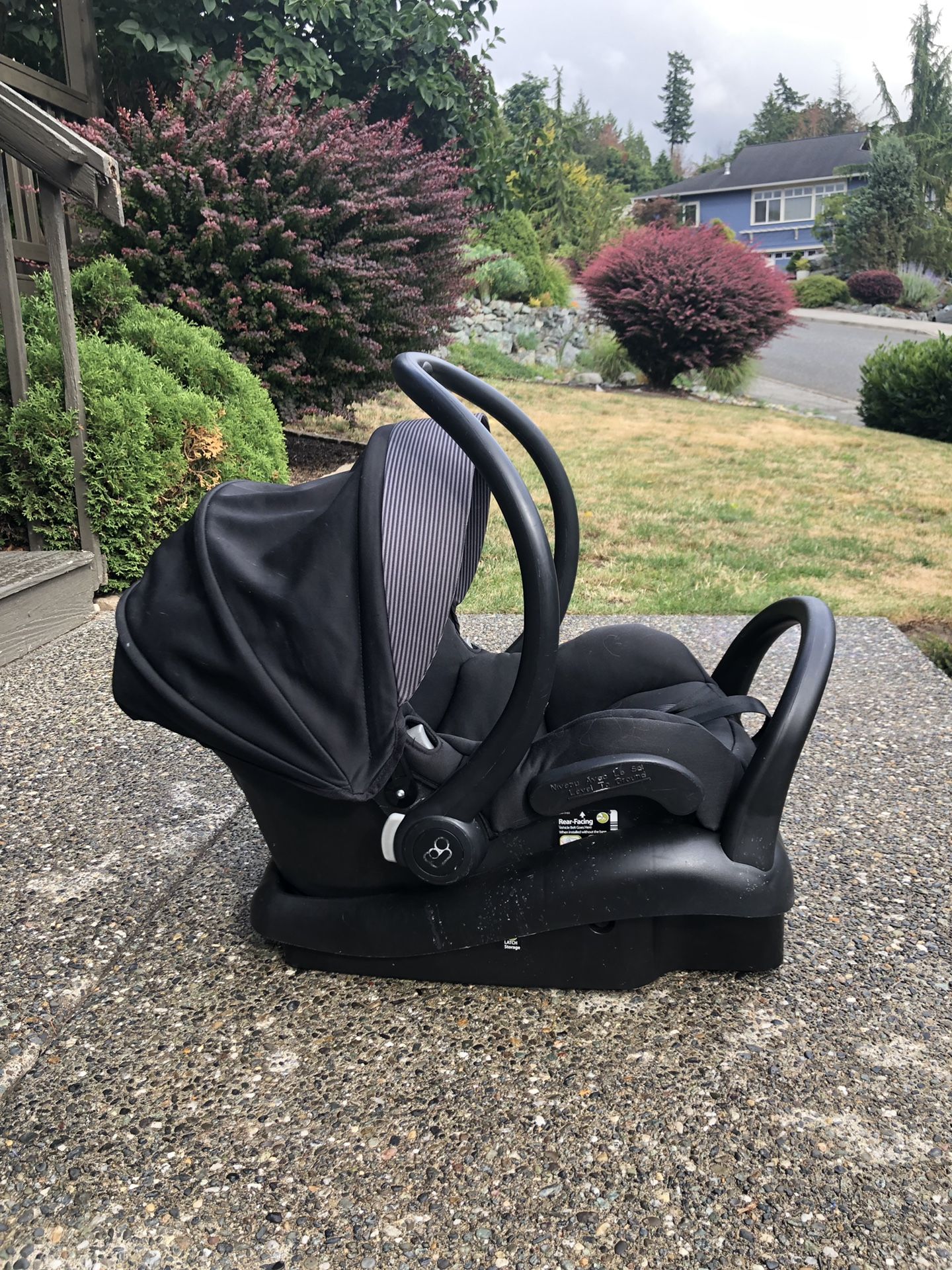 Maxi cosy infant car seat with 2 bases