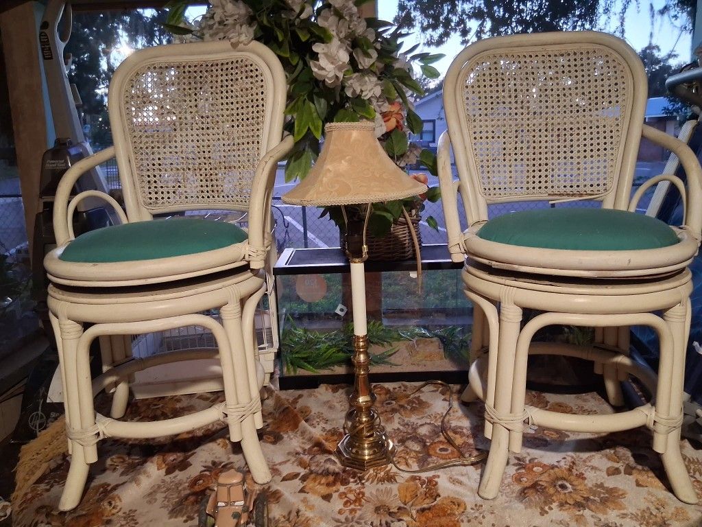 2 Swivel Rattan Chairs With Lamp