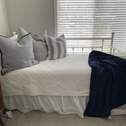 Trundle Bed With  2 Twin mattresses