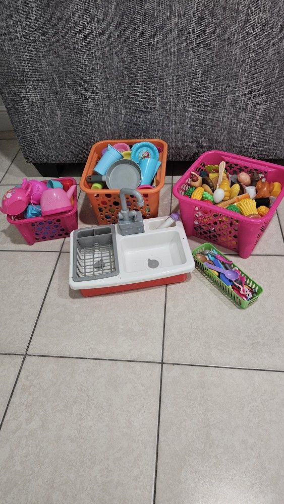 Comiditas,calderos,vajillas,fregadero,carro de compra con mandados,olla de presión,muebles pequeños,etc