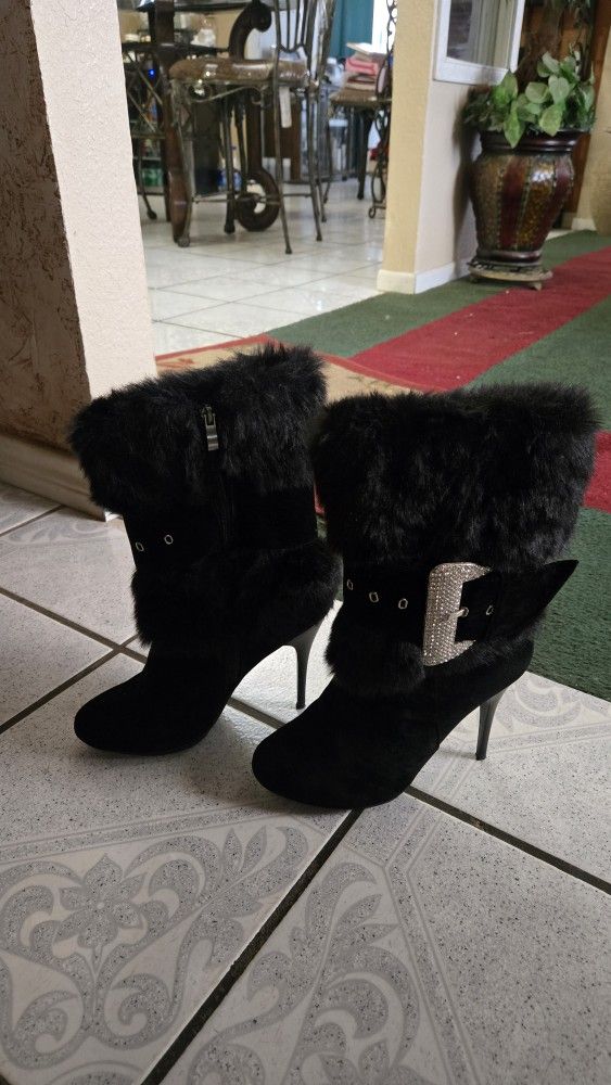 Nice shoes, very good condition, sice 8.
Twenty five dollars