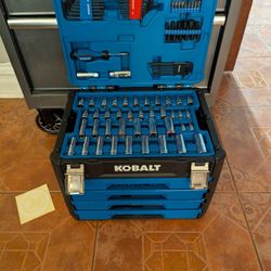 Kobalt 250 -Piece Standard (SAE) and Metric Mechanics Tool Set with Hard Case
Item #(contact info removed) |
Model #81700