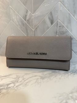Brand New Michael Kors Jet Set Leather Trifold Wallet – Pearl Grey