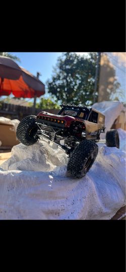 Axial 1:24 scale crawler